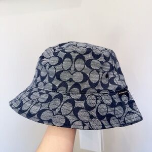 NWT COACH SIGNATURE CHAMBRAY BUCKET HAT CI497 M/L